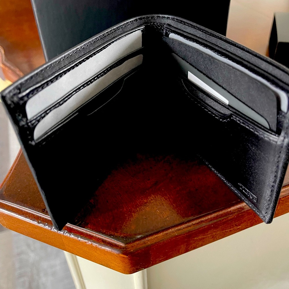 Brand New Tumi Men’s single fold wallet. Great Christmas present.